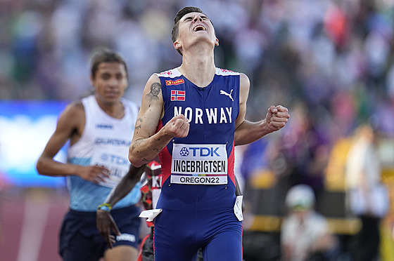 Jakob Ingebrigtsen slaví vítzství v závod na 5000 metr na mistrovství svta...