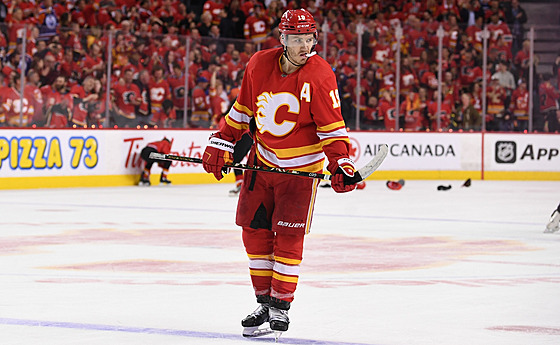 Matthew Tkachuk, jet v dresu Calgary Flames, pi utkání hokejové NHL.