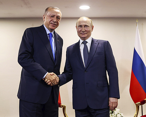 Ruský prezident Vladimir Putin a turecký prezident Recep Tayyip Erdogan pózují...