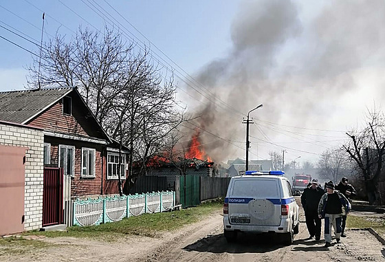 Poár zpsobený nálety ve vesnici Klimovo v ruské Brjanské oblasti, asi deset...