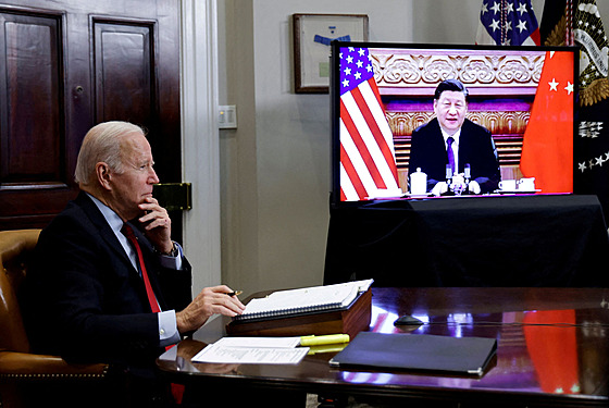 Americký prezident Joe Biden virtuáln hovoí s ínským vdcem Si in-pchingem...