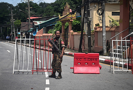 Barmský voják hlídkující v ulicích msta Jangon (19. ervence 2022)