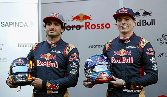 Carlos Sainz s Maxem Verstappenem na týmovém focení Scuderia Toro Rosso v roce...