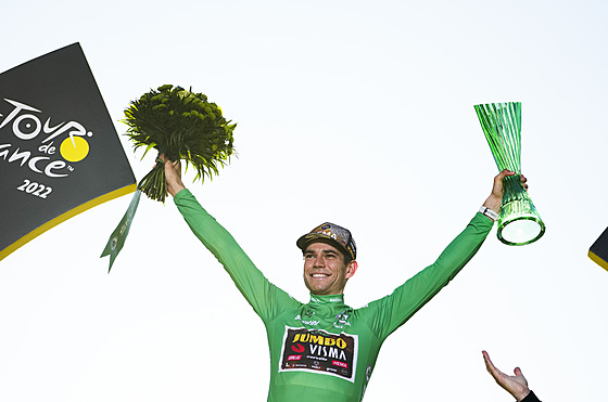Vítz bodovací soute Wout van Aert na pódiu v Paíi