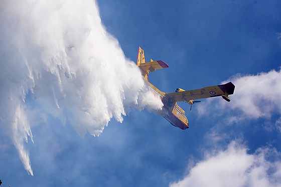 Hasící letadla Canadair CL-415 v Národním parku České Švýcarsko. (28. července...