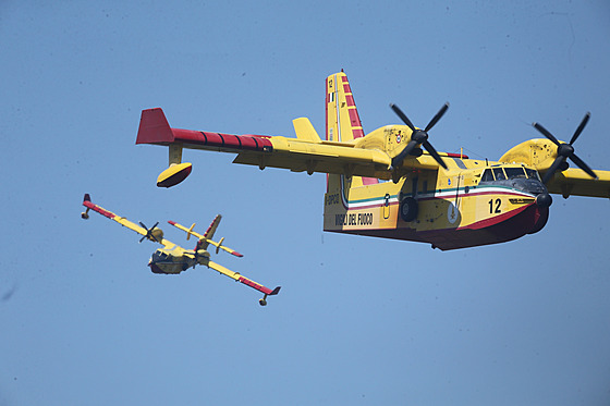 Hasicí letadla Canadair CL-415 nabírají vodu pro hašení požáru v Národním parku...