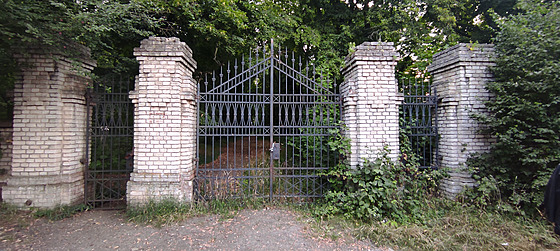 Vstupní brána na starý bohnický hbitov se bude brzy celá rekonstruovat.