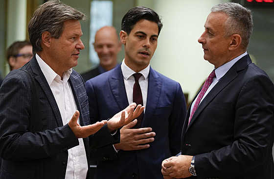 N�mecký ministr hospodá�ství a ochrany klimatu Robert Habeck hovo�í se svým...