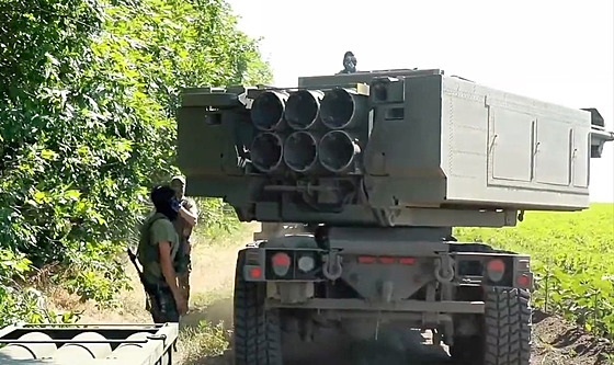 Ukrajintí vojáci pouívají americké salvové raketomety HIMARS. (5. ervence...