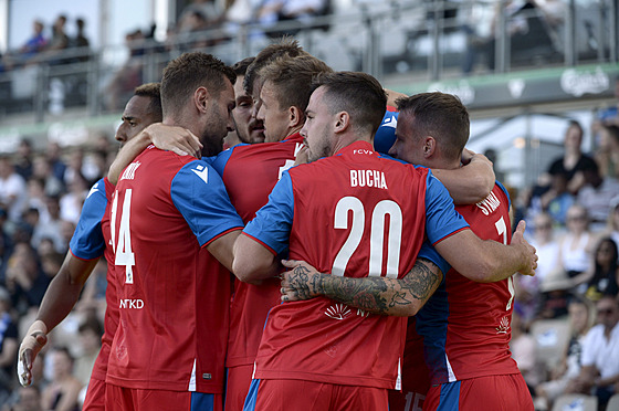 Radost plzeských fotbalist v utkání 2. pedkola Ligy mistr na hiti...