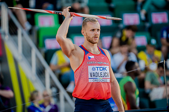 Soustedný Jakub Vadlejch ped jedním z pokus ve finále MS v Eugene.