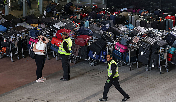Na londýnském letišti Heathrow nestíhají odbavit zavazadla cestujících. (19....