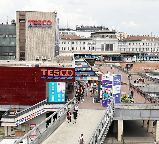 Obchodní d�m, nyní pod hlavi�kou Teska, stojí u hlavního brn�nského nádra�í od...