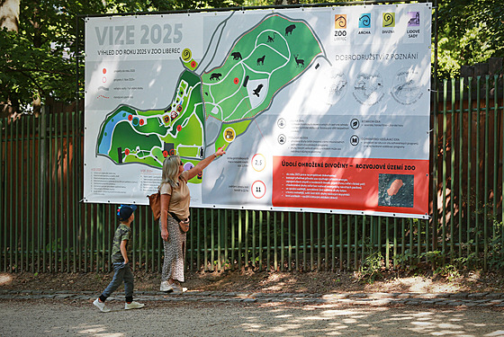Jakými promnami zoo projde, si mohou lidé prohlédnout na pti panelech v parku v Riegrov ulici.