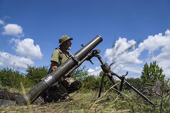 Ukrajinský voják zakládá minomet na frontové linii v Charkovské oblasti na...
