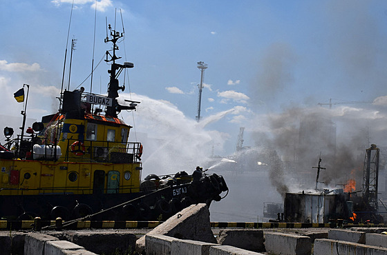 Hasii zasahují na míst dopadu ruských raket v námoním pístavu Odsa. (23....