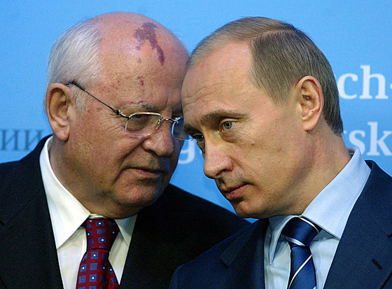 Poslední prezident Sovtského svazu Michail Gorbaov (vlevo) a ruský prezident...