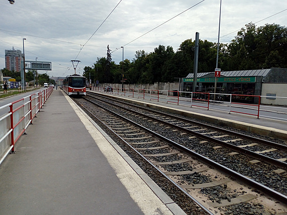 Zastávka tramvají u Vinohradského hbitova je bez laviek.