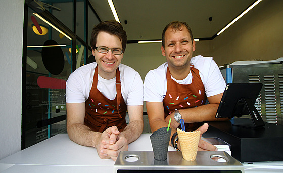 Michal Pecka (s brýlemi) a Jií Halva ve své zmrzlinárn sázejí na pírodní...