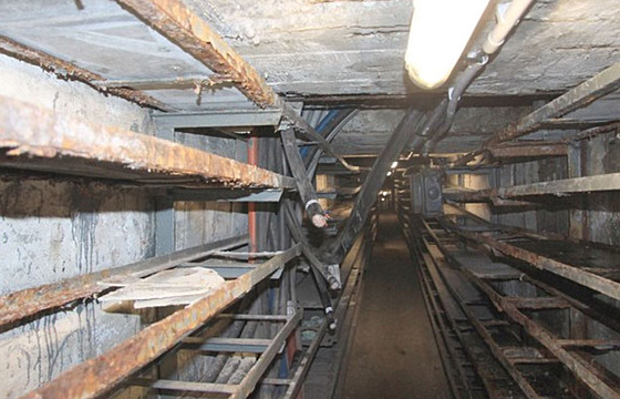 V podzemním kanále strávili zlodji nkolik hodin a pracn zde stíhali kabely.