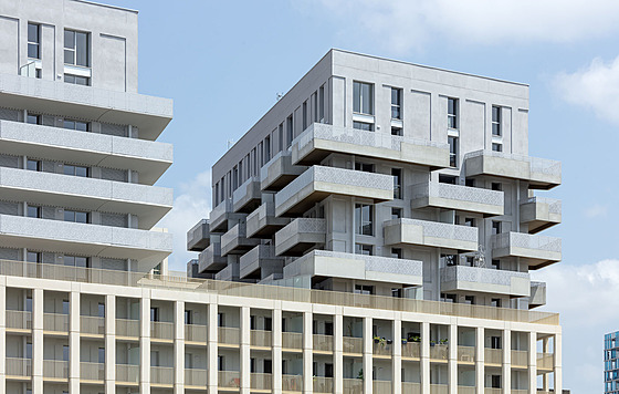 Zábradlí balkonů je vyrobeno z perforovaného hliníku podle nově navrženého vzoru