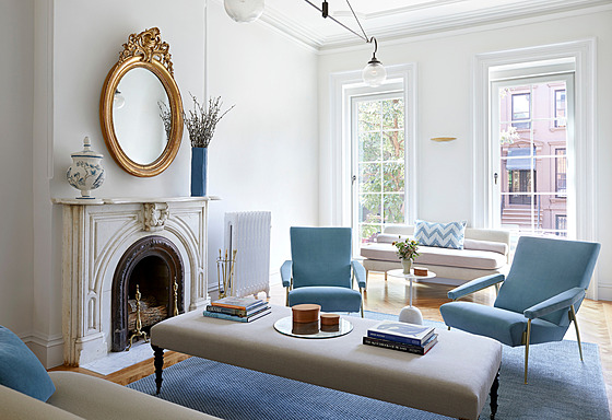Obývací pokoj s krbem je skvělou kombinací zachovaných prvků s moderními.