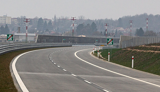 Pohled na nynější konec dálnice D1 u přerovské místní části Předmostí.