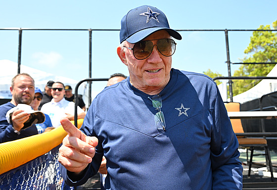 Jerry Jones, majitel Dallas Cowboys, míí na trénink svého týmu.
