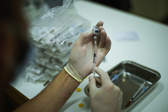 Zdravotník pipravuje injekní stíkaky s vakcínami proti opiím netovicím v...