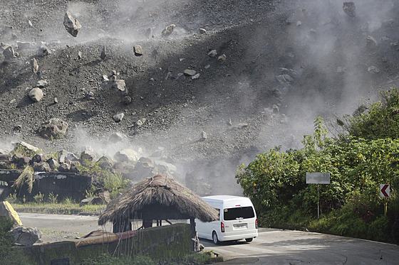 Balvany padající na silnici - následky silného zemtesení v mst Bauko ve...