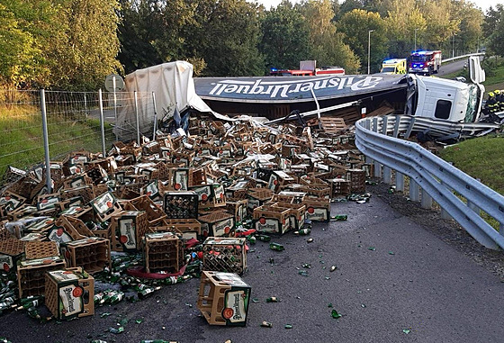 Havárie kamionu s pivem u Bernartic na Beneovsku (21. ervence 2022)