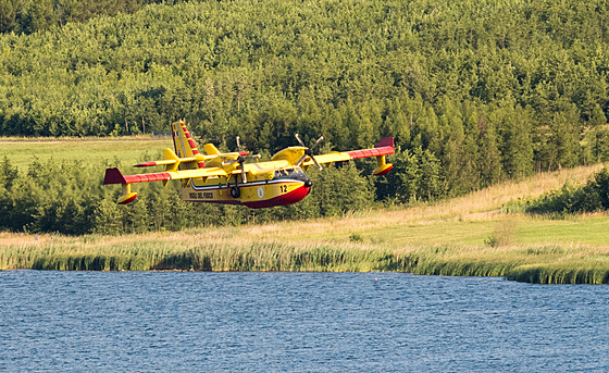 Přelet letounu nad jezerem Milada (27. července 2022)