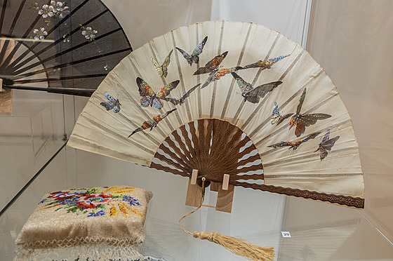 Secesní skládací vjí s motivem motýl je restaurován, pochází z let 1880 a...