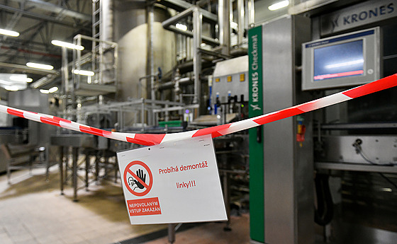 Pivovar demontuje linku na plnění plastových láhví. (28. července 2022)