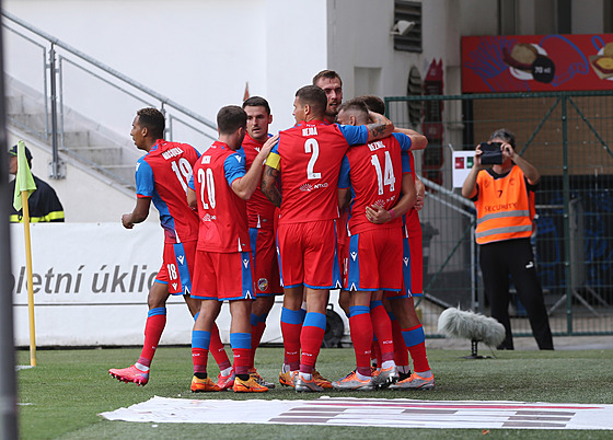 Gólová radost fotbalist Plzn v utkání s Helsinkami.