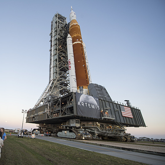 Raketa Space Launch System (SLS) s kosmickou lodí Orion vyjíždí z hangáru High...