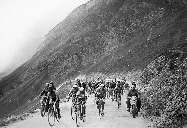 RETRO: Bizarní příběhy Tour. Střelba po cyklistech, splašený osel i nepravý baron