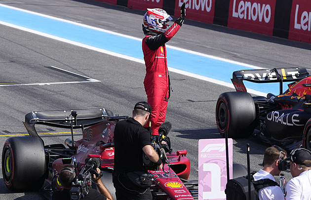 Idylka ve Ferrari. Leclerc ovládl kvalifikaci ve Francii, Sainz mu pomáhal