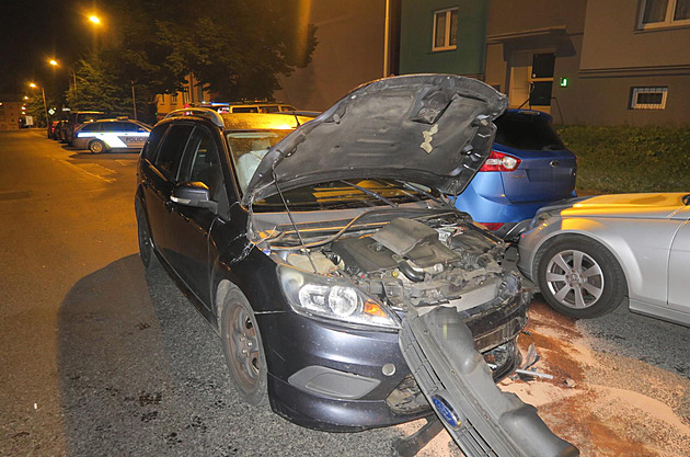 Opilec nezvládl jízdu chebskými ulicemi, naboural tři zaparkovaná auta