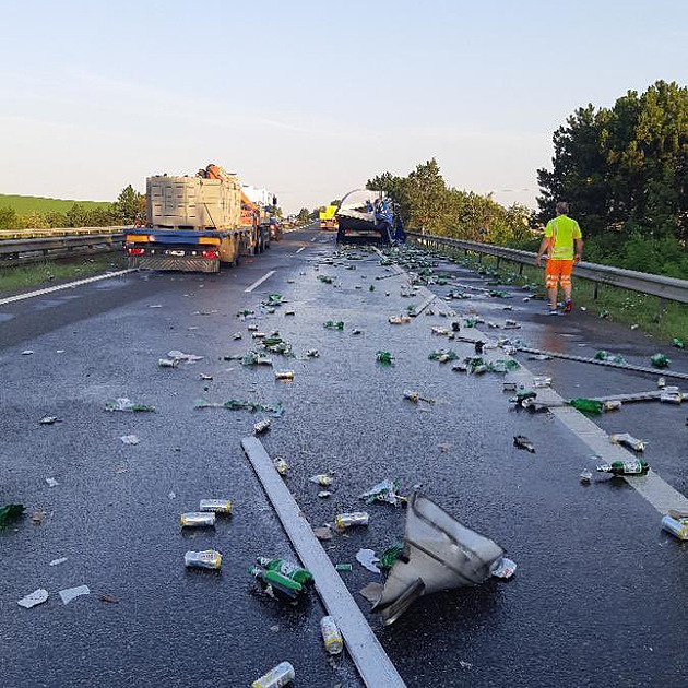Na D11 u Prahy bouraly náklaďáky, silnici zasypaly lahve a plechovky piva