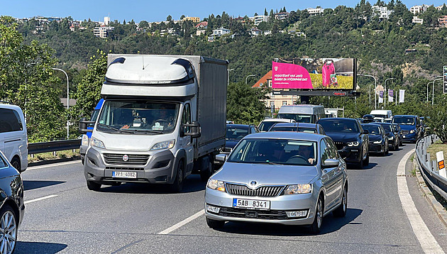 Policisté na Pražském okruhu pronásledovali kradené auto. (25. července 2022)