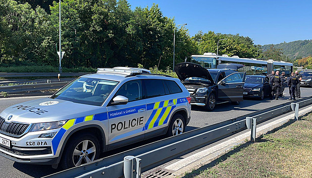 Policie dopadla řidiče v kradeném voze, na Barrandovském mostě naboural