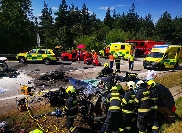 Při srážce auta se sanitkou na Benešovsku zemřela převážená pacientka