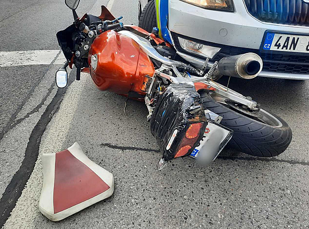 Recidivista jel k soudu se zákazem řízení, na motorce se světlem z papíru