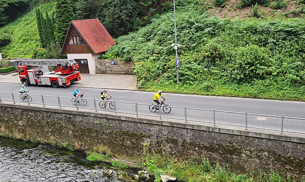 Lidé létají nad hořícím lesem s drony. Ohrožujete záchranáře, kárá je stát