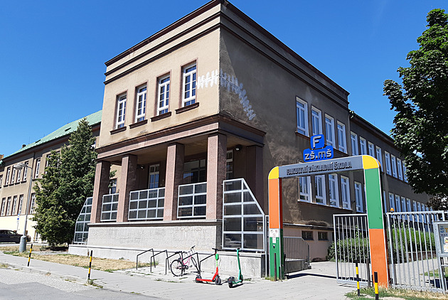 Pohled na vchod do areálu olomoucké Základní školy Holečkova, kde došlo ke...