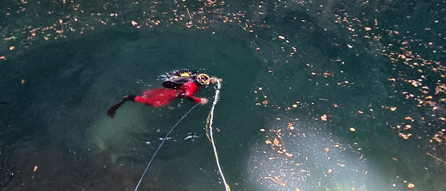 Potápěči vyzvedli z útrob Hranické propasti neznámého mrtvého muže