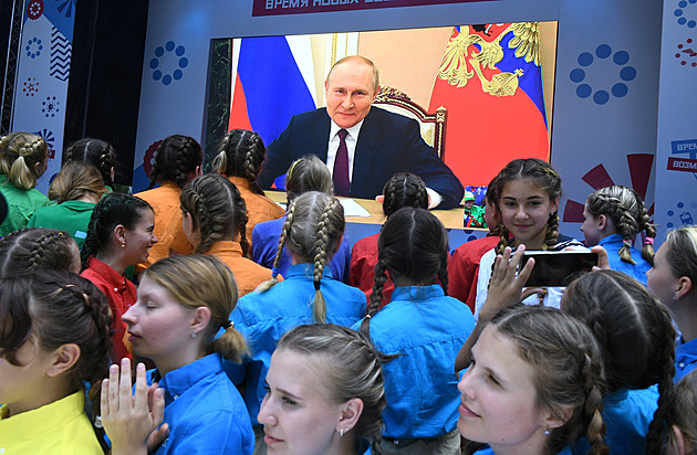 Kreml vysílá na Ukrajinu stovky učitelů, aby děti učili „skutečnou pravdu“