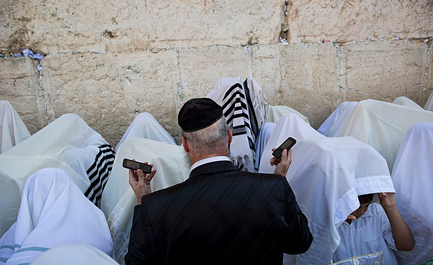 Ultraortodoxní židé se přou o košer telefony, rabíni se bojí nesvatého obsahu
