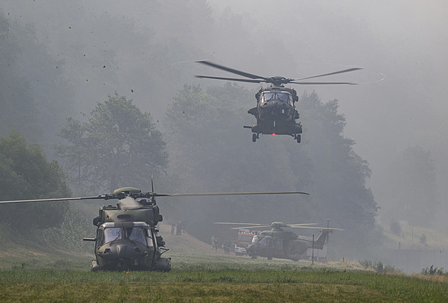 V Saském Švýcarsku hasí sedm vrtulníků, požár je proti Česku čtvrtinový
